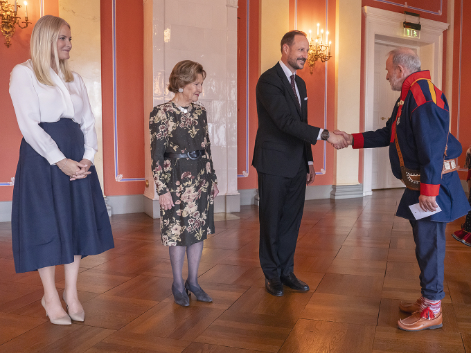 Aage Agnar Solbakk helser på Kronprins Haakon, Dronning Sonja og Kronprinsesse Mette-Marit. Foto: Heiko Junge / NTB